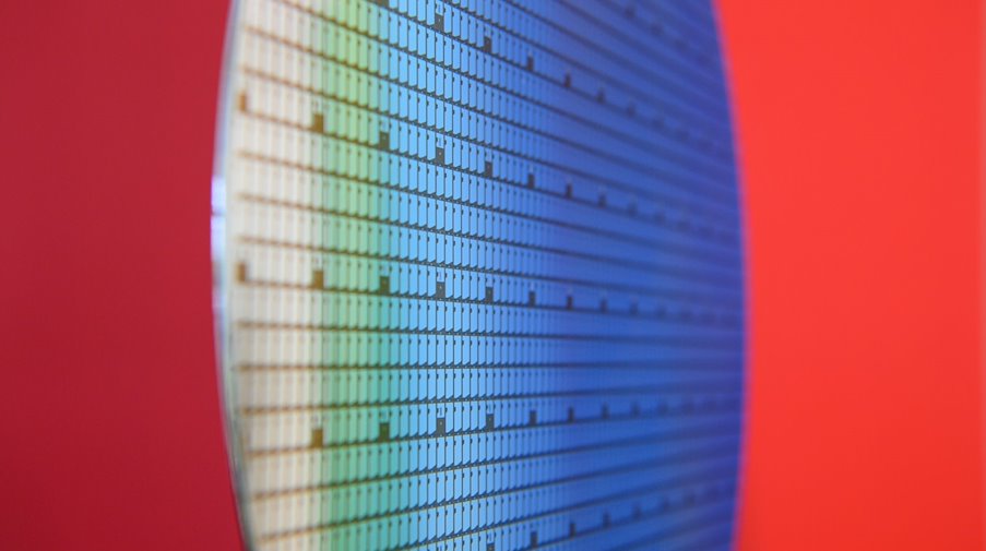 A 300-millimeter wafer is displayed during a press tour at a semiconductor factory. / Photo: Robert Michael/dpa-Zentralbild/dpa/Symbolbild