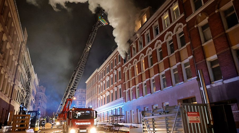 Feuerwehrleute löschen einen Wohnungsbrand. / Foto: Harry Haertel/haertelpress/dpa
