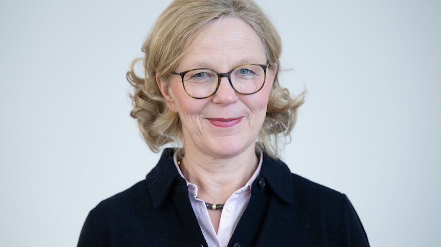 Regina Kraushaar, Präsidentin der Landesdirektion Sachsen, steht in ihrem Büro. / Foto: Sebastian Kahnert/dpa/Archivbild