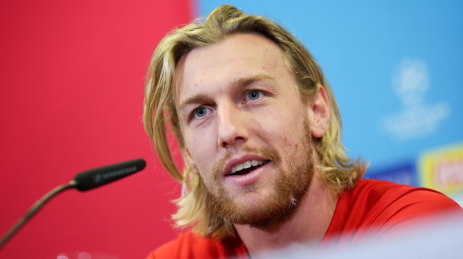 Leipzigs Spieler Emil Forsberg spricht auf der Pressekonferenz. / Foto: Jan Woitas/dpa