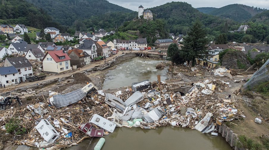 Meterhoch türmen sich Wohnwagen, Gastanks, Bäume und Schrott an einer Brücke über der Ahr in Altenahr. / Foto: Boris Roessler/dpa/Archivbild