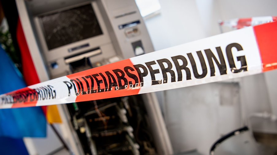 Ein gesprengter Geldautomat ist hinter einem Flatterband mit der Aufschrift «Polizeiabsperrung» zu sehen. / Foto: Matthias Balk/dpa/Symbolbild