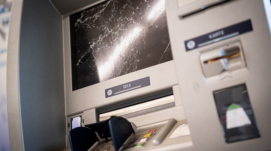 Ein gesprengter Geldautomat. / Foto: Matthias Balk/dpa/Symbolbild
