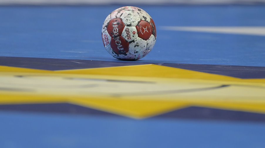 Ein Spielball liegt auf einem Handballfeld. / Foto: Soeren Stache/dpa-Zentralbild/dpa/Symbolbild