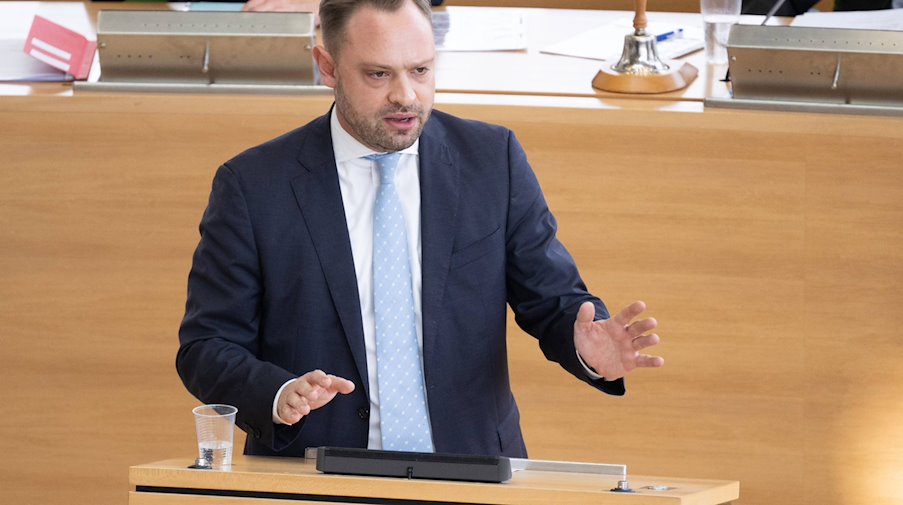 Sachsens CDU-Generalsekretär Alexander Dierks spricht zu den Abgeordneten. / Foto: Sebastian Kahnert/dpa