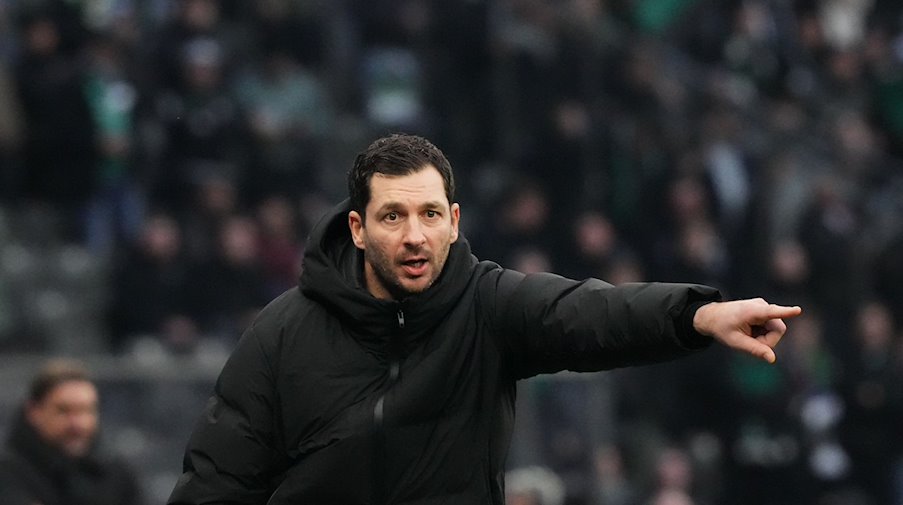 Herthas Cheftrainer Sandro Schwarz gibt Anweisungen. / Foto: Soeren Stache/dpa