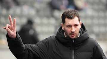 Herthas Cheftrainer Sandro Schwarz zeigt das Peace-Zeichen. / Foto: Soeren Stache/dpa