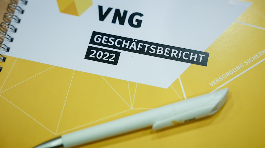 Der Geschäftsbericht der VNG AG liegt vor dem Bilanzpressegespräch in der Konzernzentrale. / Foto: Jan Woitas/dpa