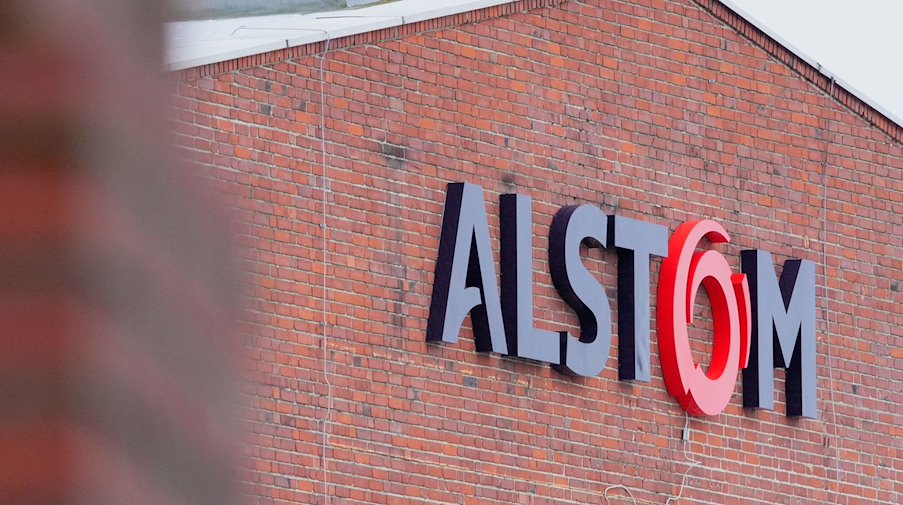 Das Firmenlogo am Haupteingang zum Schienenfahrzeug-Hersteller Alstom. / Foto: Soeren Stache/dpa