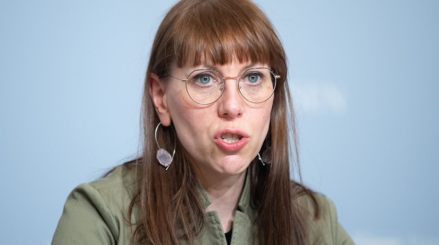 Katja Meier (Bündnis90/Die Grünen), Justizministerin von Sachsen, spricht. / Foto: Sebastian Kahnert/dpa-Zentralbild/dpa/Archivbild
