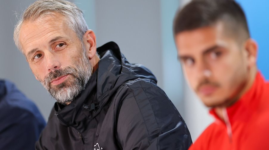 Leipzigs Trainer Marco Rose (l) sitzt neben Spieler Andre Silva in der Pressekonferenz. / Foto: Jan Woitas/Deutsche Presse-Agentur GmbH/dpa/Archivbild