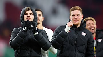 Timo Werner (l) und Marcel Halstenberg feiern nach dem Sieg. / Foto: Jan Woitas/dpa