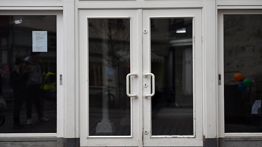 Geschlossen sind die Türen der früheren Filiale eines Drogeriemarktes. / Foto: Martin Schutt/dpa-Zentralbild/dpa/Archivbild