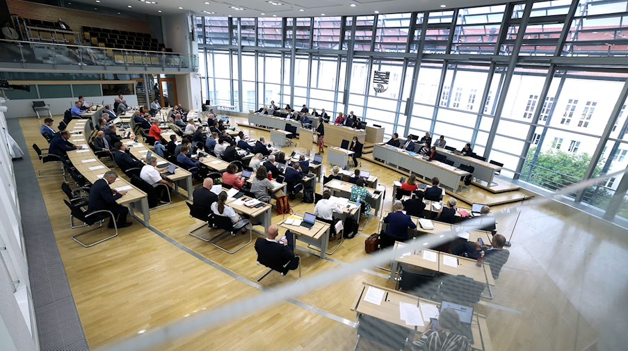 Abgeordnete sitzen während der Landtagssitzung im Plenarsaal. / Foto: Ronny Hartmann/dpa/Archivbild