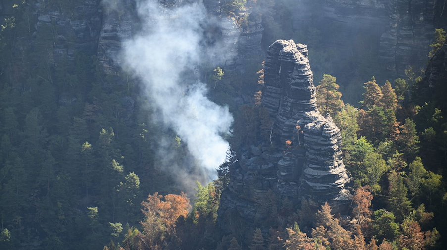 Rauch steigt bei einem Waldbrand im Nationalpark Sächsische Schweiz in den Himmel. / Foto: Robert Michael/dpa/Archiv