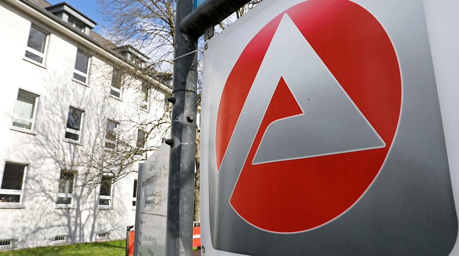 Das große rote «A» vor der Agentur für Arbeit. / Foto: Bernd Wüstneck/dpa-Zentralbild/dpa/Archivbild