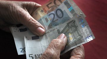 Eine Seniorin hält Geldscheine in den Händen. / Foto: Karl-Josef Hildenbrand/dpa/Symbolbild