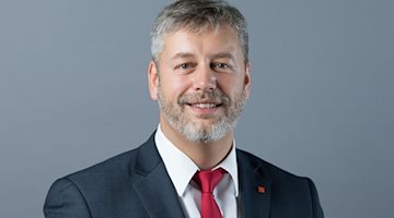 Albrecht Pallas (SPD) lächelt in die Kamera. / Foto: Sebastian Kahnert/dpa-Zentralbild/ZB/Archiv