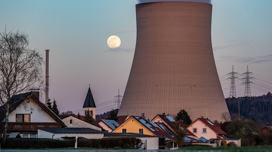 Wasserdampf steigt aus dem Kühltum des Kernkraftwerks Isar 2 in Essenbach bei Landshut. / Foto: Armin Weigel/dpa