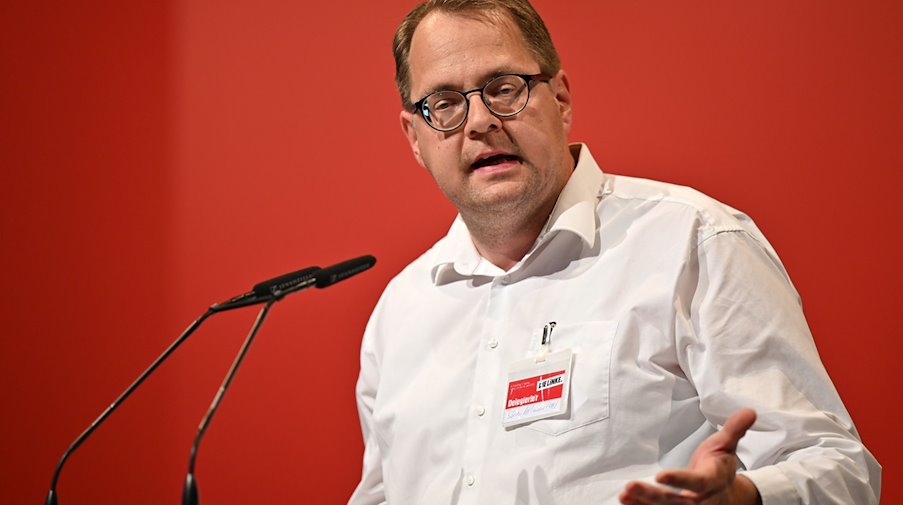Sören Pellmann (Die Linke), Ostbeauftragter seiner Partei, spricht bei einem Parteitag. / Foto: Martin Schutt/dpa/Archivbild