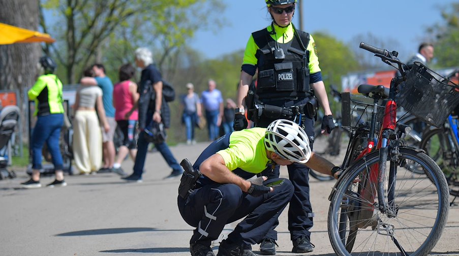 Polizeikräfte kontrollieren bei der Aktion «Respekt durch Rücksicht» Radler auf dem Elberadweg. / Foto: Matthias Rietschel/dpa-Zentralbild/dpa