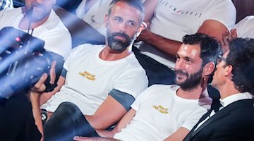 Marco Rose (2.v.l.), Trainer von Borussia Mönchengladbach, und Sandro Schwarz (2.v.r.), Trainer von Mainz 05, sitzen als Fans im Publikum in der RTL-Tanzshow Let's Dance im Coloneum. / Foto: Rolf Vennenbernd/dpa/Archivbild