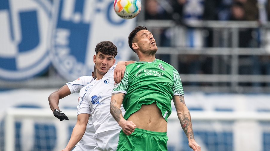 Sandhausens Dario Dumic (r) spielt gegen Magdeburgs Daniel Elfadli. / Foto: Swen Pförtner/dpa
