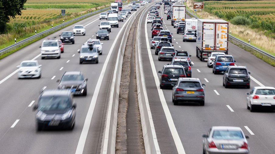 Vehicles drive on a highway / Photo: Philipp von Ditfurth/dpa/Symbolbild