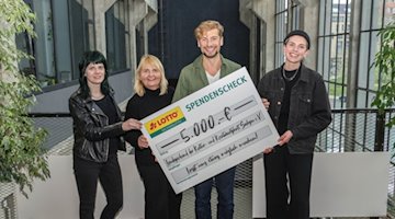 Scheckübergabe mit Möglichmacher Felix Räuber