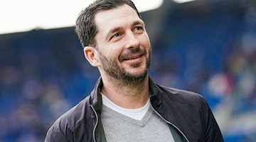 Berlins Trainer Sandro Schwarz kommt ins Stadion. / Foto: Uwe Anspach/dpa