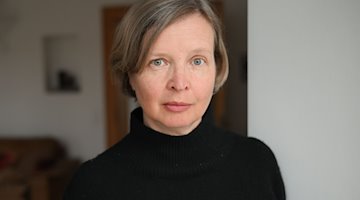 Die Schriftstellerin Jenny Erpenbeck bei einem Fototermin in ihrem Arbeitszimmer. / Foto: Jens Kalaene/dpa/Archivbild