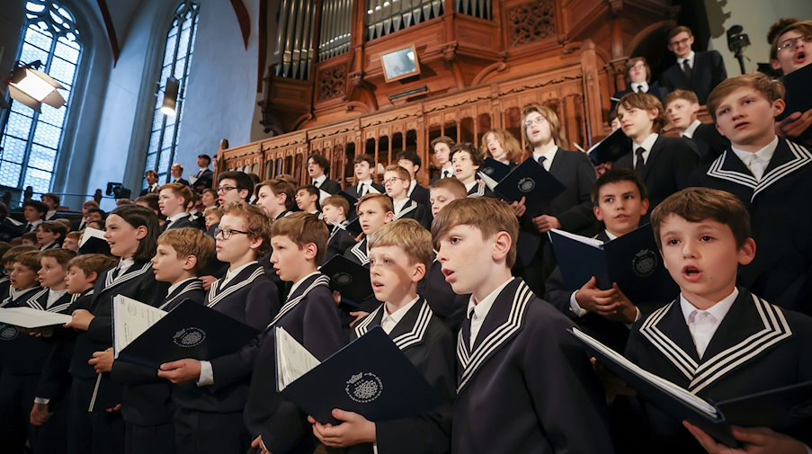 Der Thomanerchor singt bei einem Konzert. / Foto: Jan Woitas/dpa/Archivbild