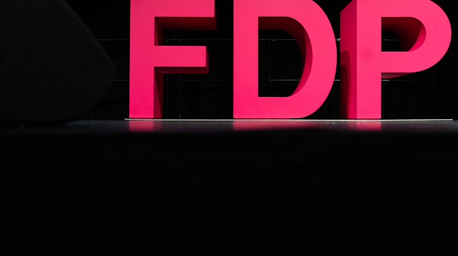 Auf einer Bühne ist das Logo der Partei FDP aufgebaut. / Foto: Nicolas Armer/dpa/Symbolbild