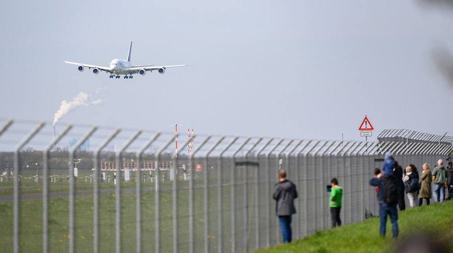 Schaulustige verfolgen die Landungen des Airbus A380 am Flughafen Leipzig/Halle. / Foto: Christian Modla/dpa