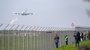 Schaulustige verfolgen die Landungen des Airbus A380 am Flughafen Leipzig/Halle. / Foto: Christian Modla/dpa