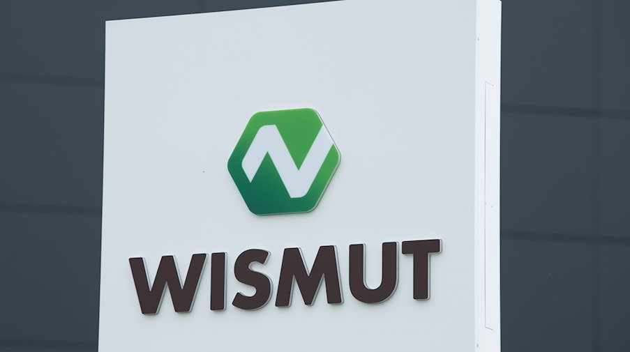 Ein Schild mit dem Logo der Wismut GmbH. / Foto: Sebastian Kahnert/dpa-Zentralbild/dpa/Archiv