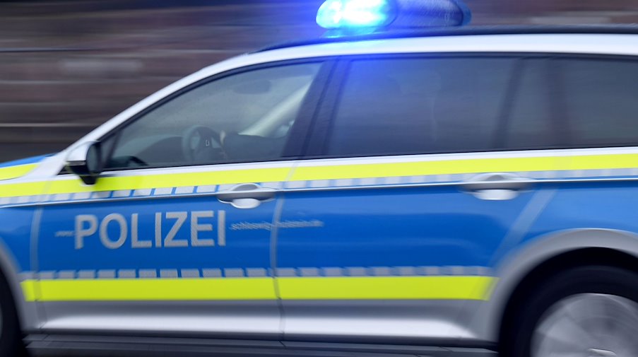 Ein Streifenwagen fährt mit eingeschaltetem Blaulicht. / Foto: Carsten Rehder/dpa/Symbolbild
