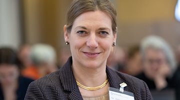 Viola Vogel, Kandidatin für das Amt der Konsistorialpräsidentin, nimmt an der Tagung der Landessynode der Evangelischen Kirche Berlin-Brandenburg-schlesische Oberlausitz (EKBO) in der St.-Bartholomäus-Kirche teil. / Foto: Monika Skolimowska/dpa/Archivbild