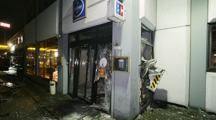 Ein schwer beschädigter Geldautomat nach einer Sprengung. / Foto: David Young/dpa/Archivbild