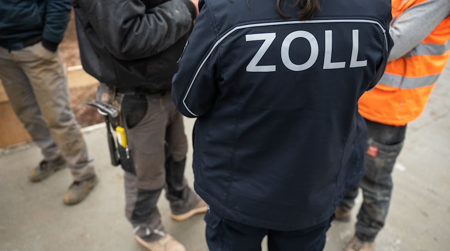 Mitarbeiter des Zolls führen eine Kontrolle durch. / Foto: Müller Thomas/dpa/Archivbild