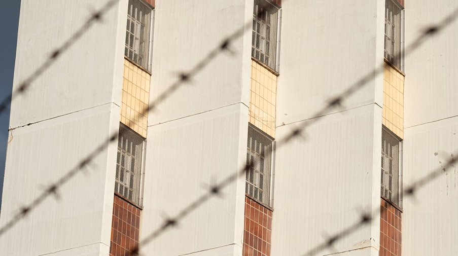 Stacheldraht umzäumt das Gelände einer Haftanstalt. / Foto: Bernd Weißbrod/dpa/Symbolbild