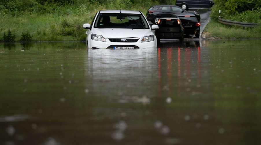 A car broke down in a flooded underpass. / Photo: Frank Rumpenhorst/dpa/archive image