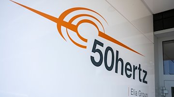 An Eingang eines Umspannwerks steht das Logo des Unternehmens 50Hertz. / Foto: Christophe Gateau/dpa/Archivbild