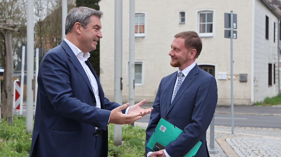 Markus Söder (l, CSU) und Michael Kretschmer (CDU) reden vor einer Kabinettssitzung miteinander. / Foto: Bodo Schackow/dpa