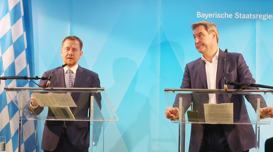Markus Söder (r, CSU) und Michael Kretschmer (CDU) bei einer Pressekonferenz. / Foto: Bodo Schackow/dpa