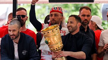 Leipzigs ehemaliger Cheftrainer Domenico Tedesco hält den DFB-Pokal neben Leipzigs Kevin Kampl. / Foto: Jan Woitas/dpa/Archivbild