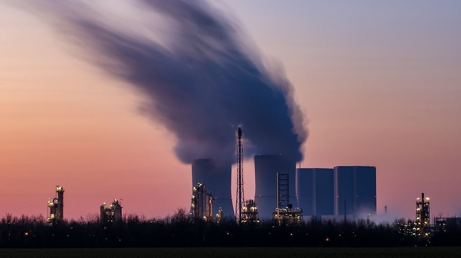Dampf strömt aus Anlagen von Dow Chemical, im Hintergrund das Kraftwerk Lippendorf. / Foto: Jan Woitas/dpa-Zentralbild/dpa