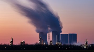 Dampf strömt aus Anlagen von Dow Chemical, im Hintergrund das Kraftwerk Lippendorf. / Foto: Jan Woitas/dpa-Zentralbild/dpa
