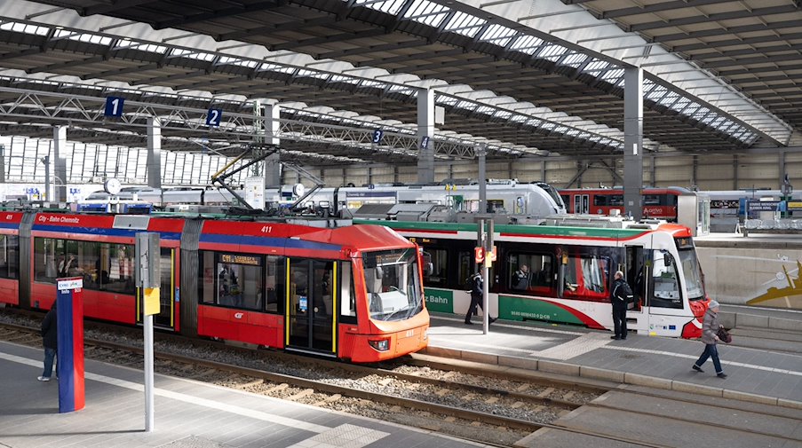 Züge der City-Bahn halten im Hauptbahnhof in Chemnitz neben Regionalbahnen. / Foto: Hendrik Schmidt/dpa