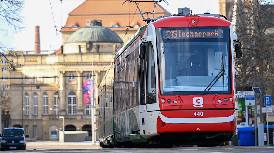 Ein Triebwagen der City-Bahn rollt in Chemnitz vor dem Opernhaus. / Foto: Hendrik Schmidt/dpa-Zentralbild/ZB/Archivbild